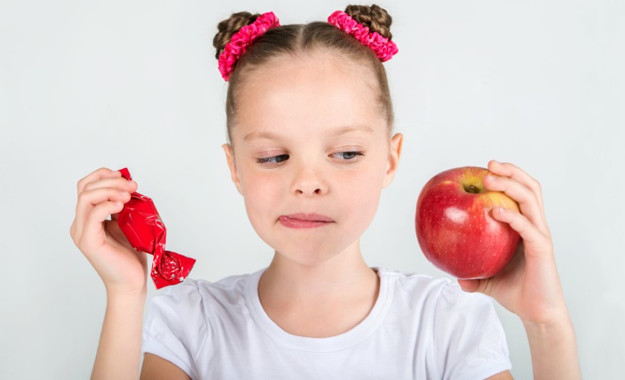 Trẻ nên ăn uống khoa học để không tạo ra lượng calo dư thừa trong chế độ ăn, dẫn đến thừa cân và béo phì. 