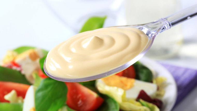 Sốt Mayonnaise chứa hàm lượng chất béo cao, ăn quá nhiều có thể làm tăng nguy cơ mắc các bệnh về tim mạch