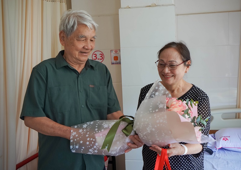 Bà Hương vui mừng vì chồng đã khỏe mạnh và bình thường trở lại