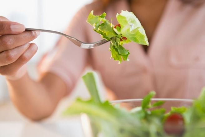 Nên điều chỉnh chế độ ăn uống để kiểm soát lipid máu