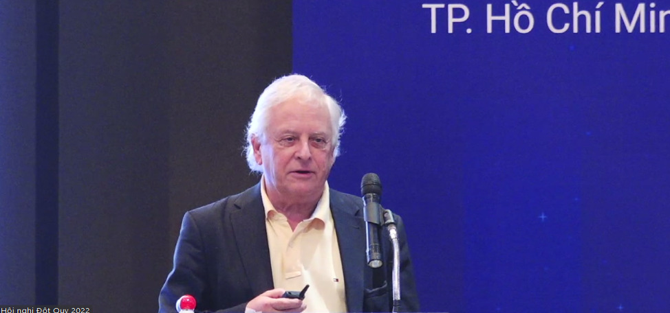 GS Hans-Christoph Diener (Đức) với bài “Sử dụng kháng đông sau đột quỵ cấp và xuất huyết não”