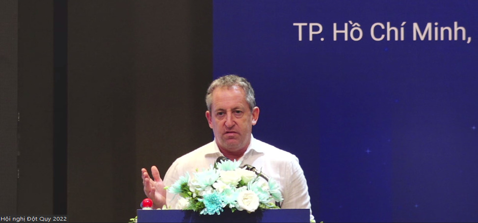 GS David S.Liebeskind (Mỹ) với bài “Vai trò hình ảnh học trong can thiệp nội mạch trên bệnh nhân nhồi máu não cấp”