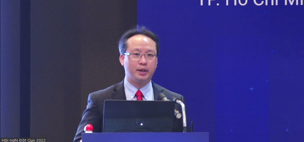 GS Henry Ma (Úc) với bài báo cáo “Cập nhật về điều trị tiêu huyết khối và lấy huyết khối”