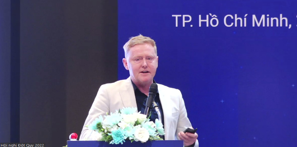 GS Mark Parsons (Úc) báo cáo 2 bài “Điều trị đột quỵ cấp với tenecteplase - tại sao chúng ta cần thêm nhiều dữ liệu hơn nữa?” và “Chăm sóc đột quỵ trước viện - hiện tại và tương lai”