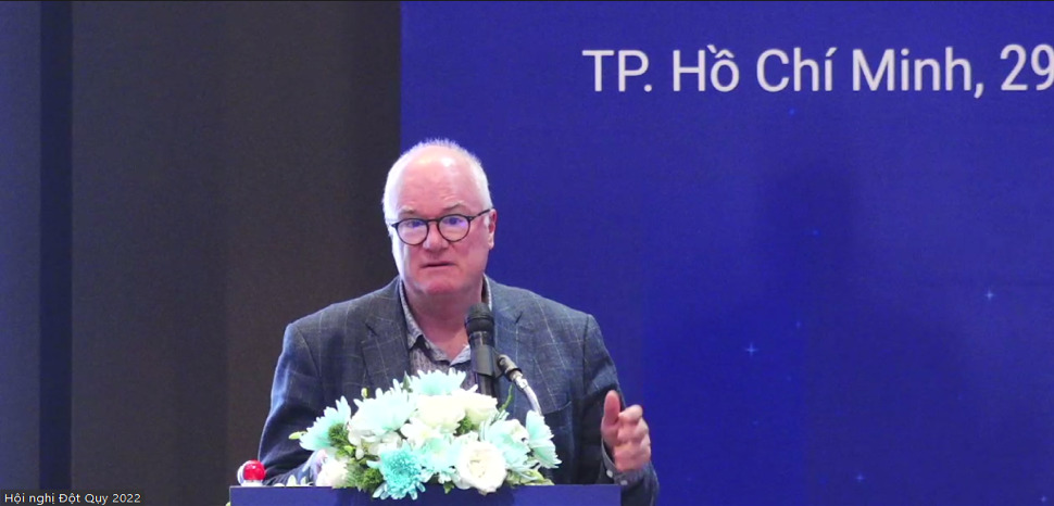 GS Craig Anderson (Úc) với bài “Kiểm soát huyết áp tích cực sau can thiệp nội mạch trong nhồi máu não cấp”