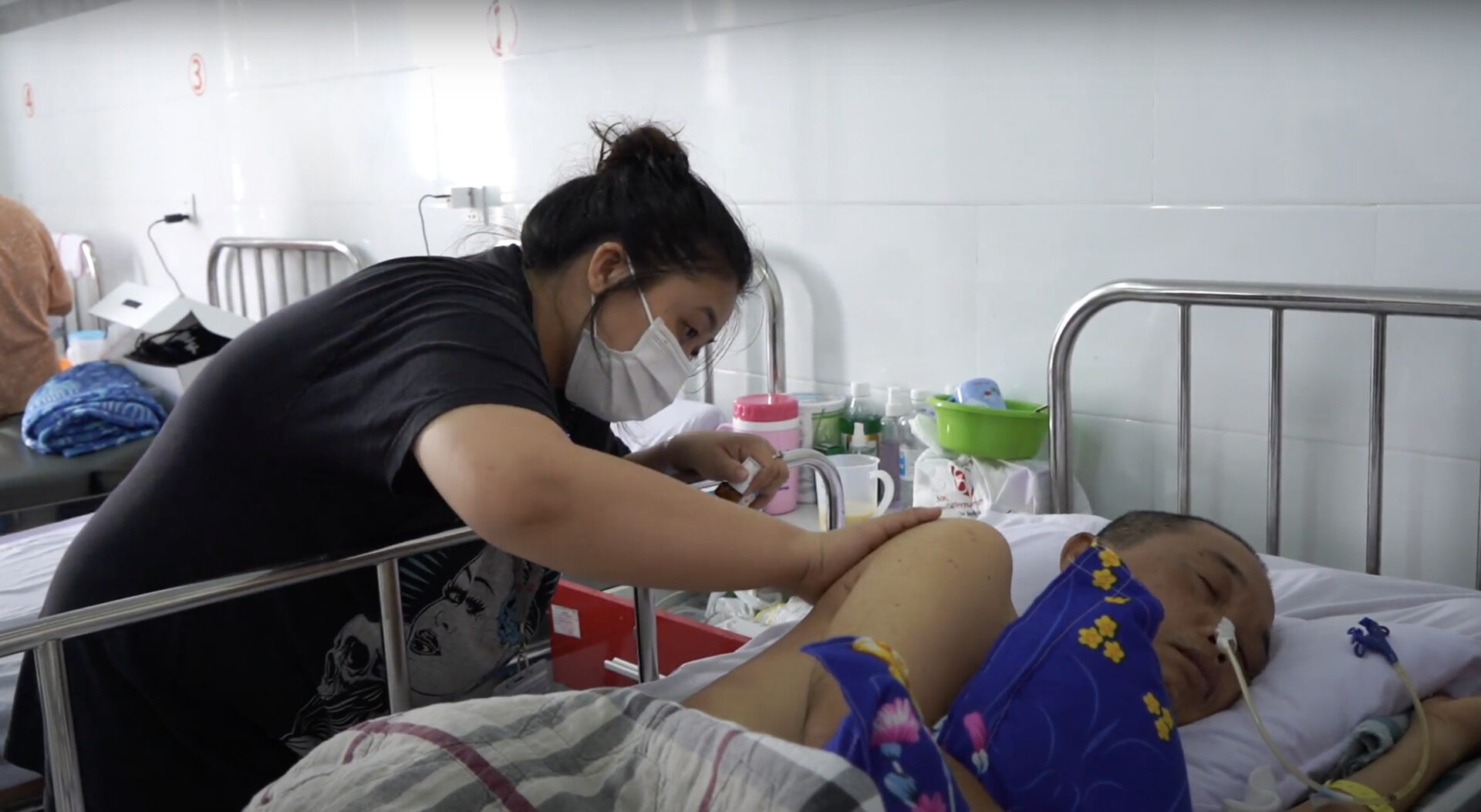 Chị P. vui mừng khi thấy cha đã vượt qua được "lằn ranh sinh tử"