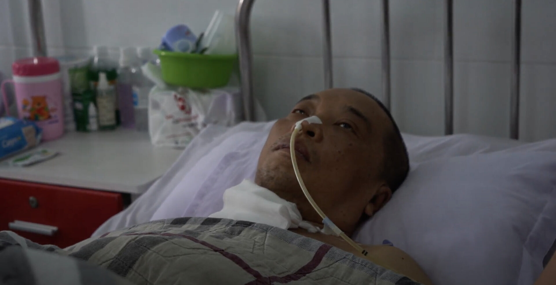 Tai họa ập xuống ông bố đơn thân, con gái suy sụp cầu xin “phép màu”