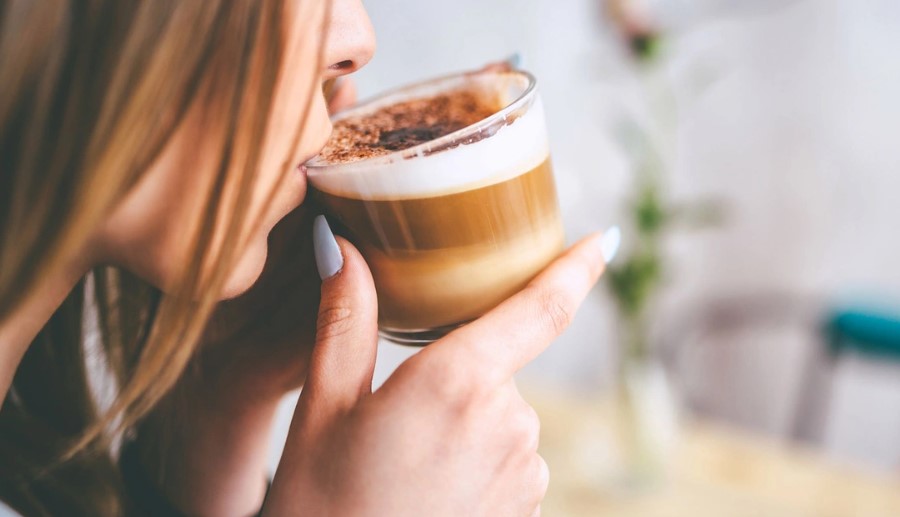 Cà phê chứa caffeine, chất có thể gây nguy hiểm cho những người bị tăng huyết áp nặng