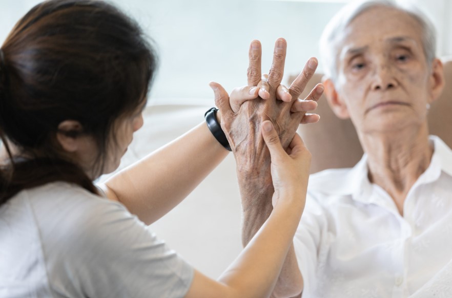 Co rút tay sau đột quỵ: Làm sao để ngăn ngừa tình trạng?