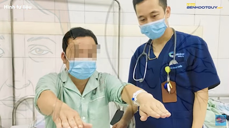 Đang ngồi chơi, người đàn ông 36 tuổi bỗng cứng người, liệt nửa mặt