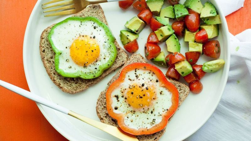 Hãy thêm rau củ vào món trứng của bạn để tăng cường chất xơ
