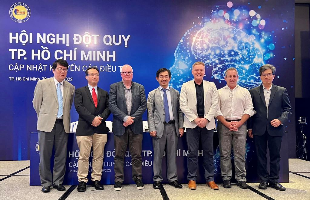 Từ trái qua: TS Bernard Chan (Hong Kong), GS Henry Ma (Úc), GS Craig Anderson (Úc), PGS Nguyễn Huy Thắng (Việt Nam), GS Mark Parsons (Úc), GS David S.Liebeskind (Mỹ), TS Nguyễn Bá Thắng (Việt Nam)
