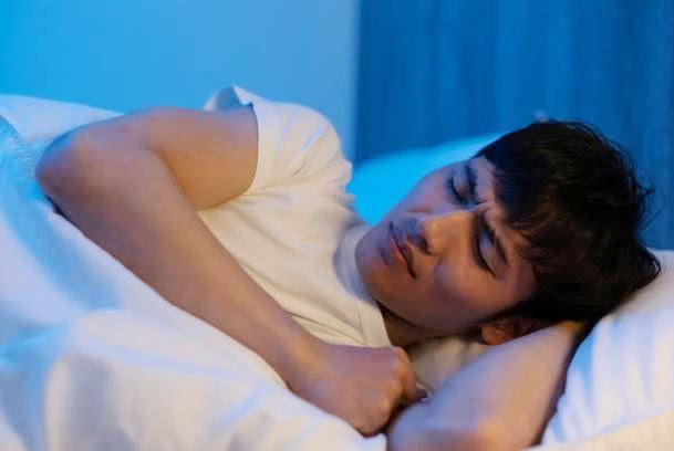 Có phải tư thế ngủ nằm nghiêng bên trái sẽ chèn ép tim, đúng hay sai?