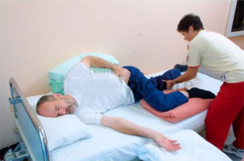 Bệnh nhân đột quỵ hôn mê cả tháng, tập vật lý trị liệu thế nào?