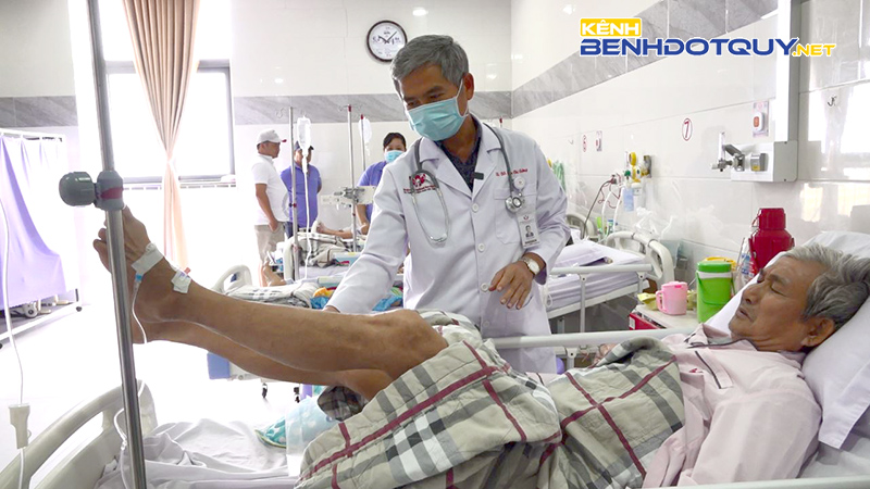 TS.BS Trần Chí Cường thăm khám, đánh giá sự hồi phục của thầy giáo sau cơn đột quỵ