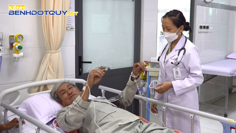 Chỉ sau 2 giờ được dùng thuốc tiêu sợi huyết, các triệu chứng yếu liệt của bệnh nhân V.V.T. dần biến mất