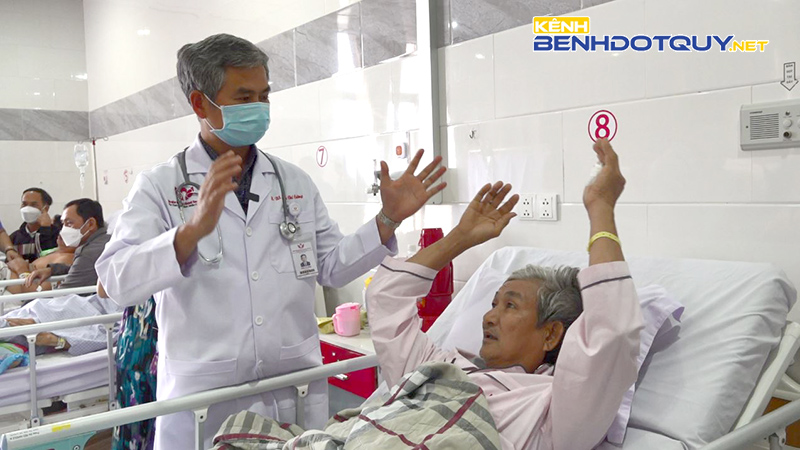 Cậu học trò xưa ước mơ làm bác sĩ, 40 năm sau cứu thầy giáo khỏi tử thần đột quỵ