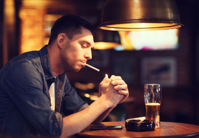 Vì sao hút thuốc, uống rượu bia khiến một người bị tái phát cơn thiếu máu não thoáng qua?