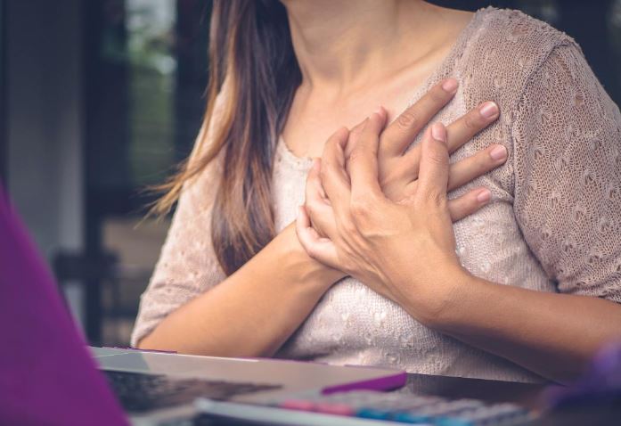 Từng bị đột quỵ thoáng qua, gần đây đau ngực, phải làm gì?