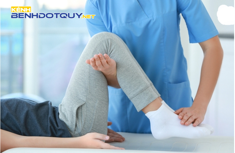 Bị liệt nửa người, tập vật lý trị liệu liên tục không cải thiện, phải làm sao?