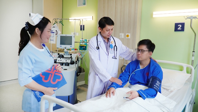 BS.CK1 Phạm Công Doanh thăm khám cho người bệnh