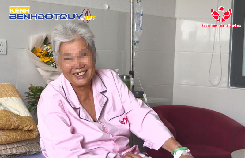 Đôi chân đi lại bình thường, nữ Việt kiều U80 hào hứng chờ đợi cuộc đoàn viên ở cách nửa vòng trái đất