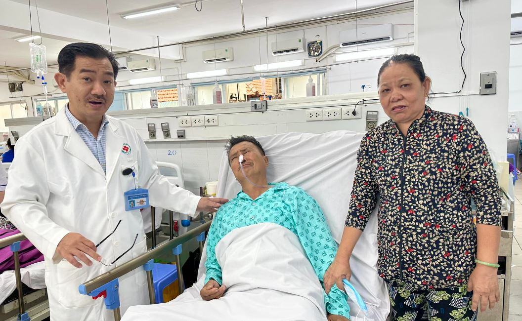 Người đàn ông đột quỵ ở chợ An Đông đã được gặp người thân