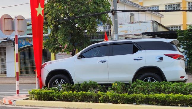 Tài xế đột quỵ trong ôtô ngày 30 Tết, người dân đập kính giải cứu