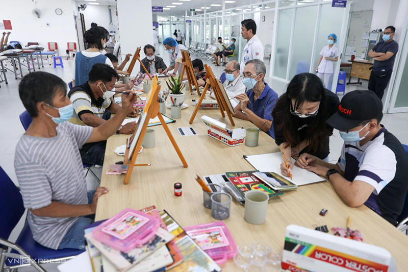Lớp học vẽ hồi phục vận động sau đột quỵ tại Bệnh viện An Bình