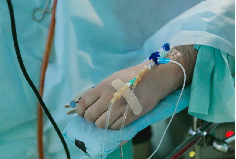 Mỗi ngày hút một bao thuốc, người đàn ông đổ gục giữa sân bóng