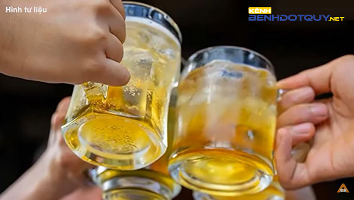 Đột quỵ sau cuộc nhậu tất niên