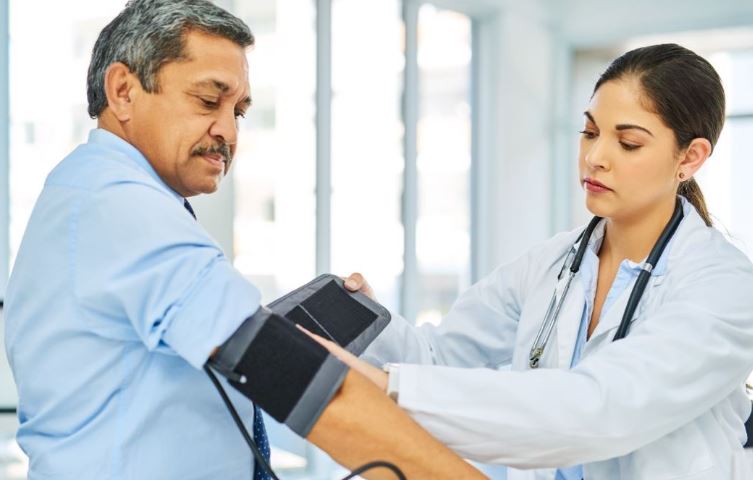 Bị tai biến nhẹ, đã đi lại được có cần tái khám không?