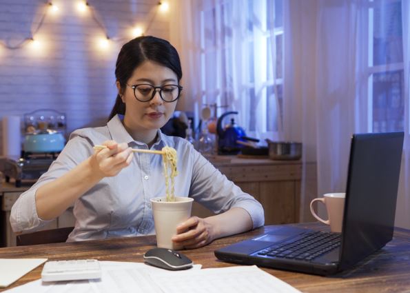 Thức khuya và ăn đêm có làm tăng nguy cơ nhồi máu não?