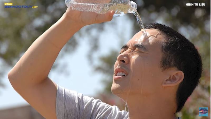 Việc cần làm ngay để không bị đột quỵ ngày nắng nóng