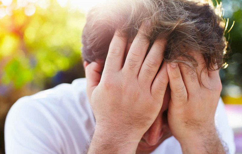 Vừa đi ngoài nắng, về nhà bật quạt ngay có gây ra đột quỵ?