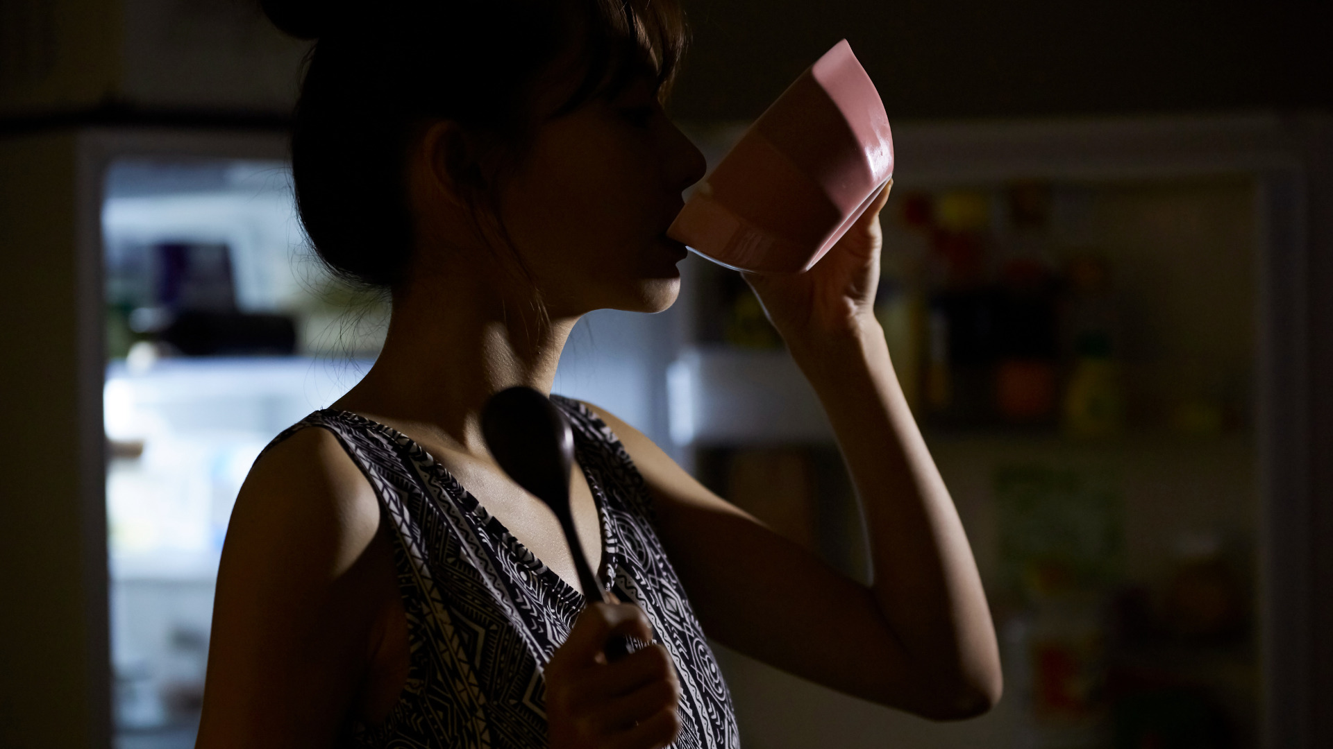 Ăn tối thất thường tăng 44% nguy cơ tử vong do đột quỵ xuất huyết não