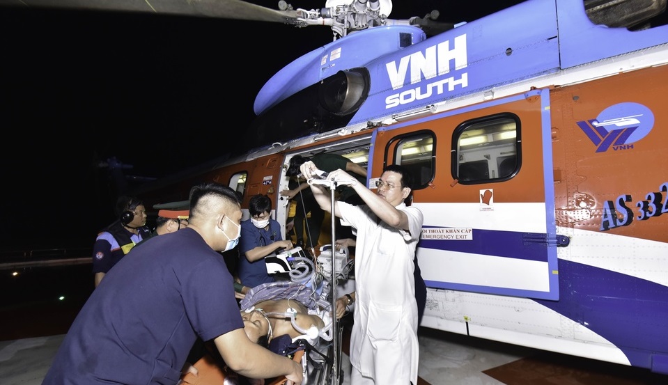 Trực thăng đưa ngư dân đột quỵ từ Trường Sa vào đất liền cấp cứu trong đêm