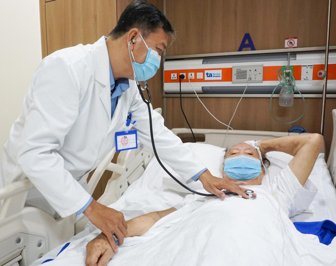 TPHCM: Cụ ông 92 tuổi đột quỵ và nhiễm Covid-19 cùng lúc