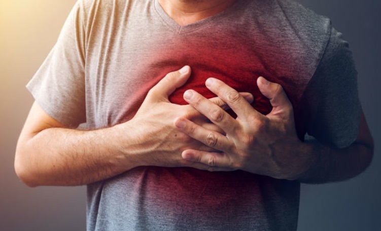 Đau ngực trái, mất thăng bằng, cần làm gì?