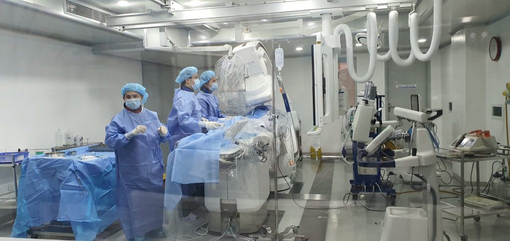 Can thiệp đột quỵ bằng máy chụp mạch máu não số hóa xóa nền DSA