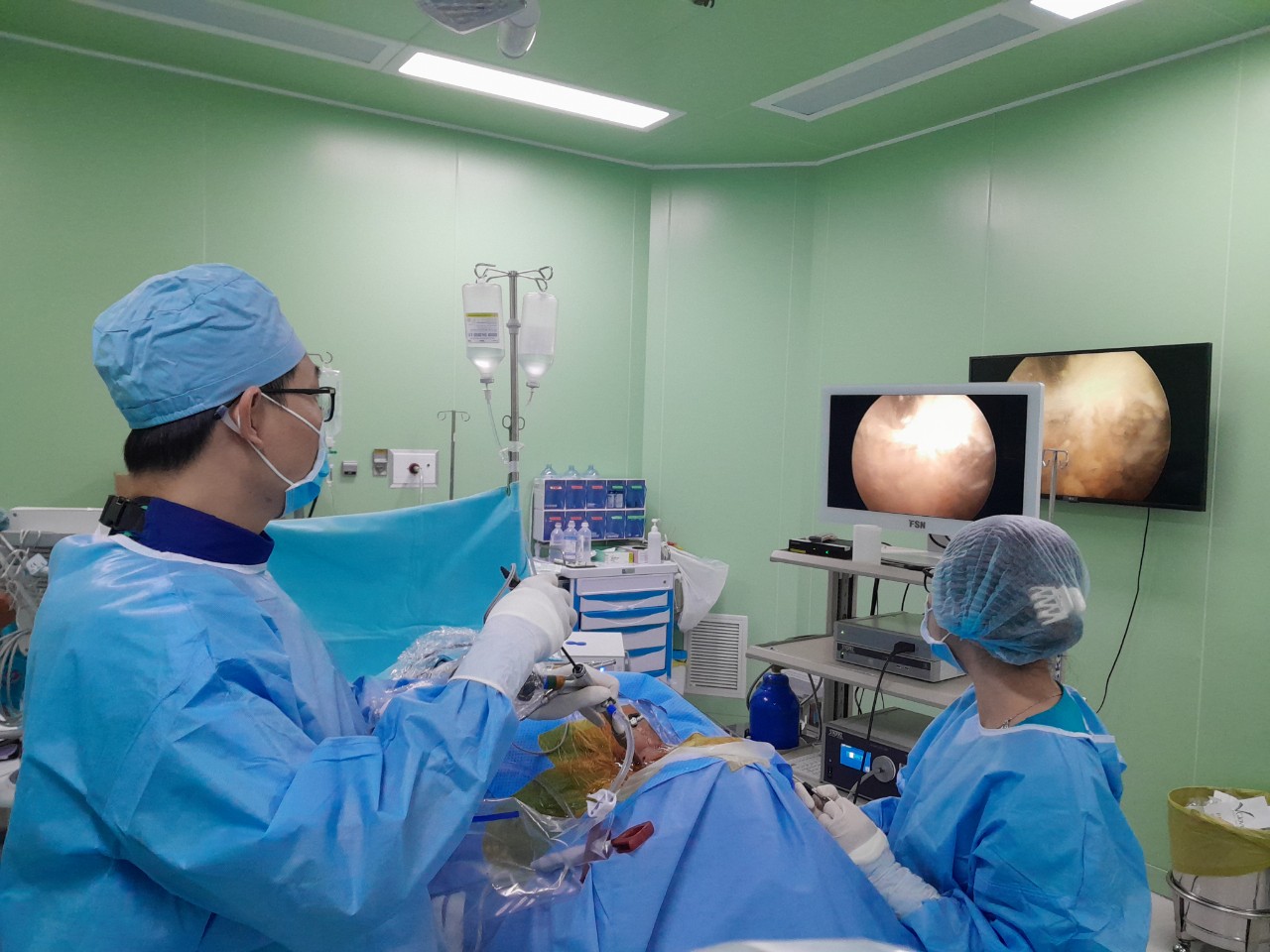 Yếu liệt tay chân tưởng đột quỵ, hóa ra do thoái hóa cột sống cổ