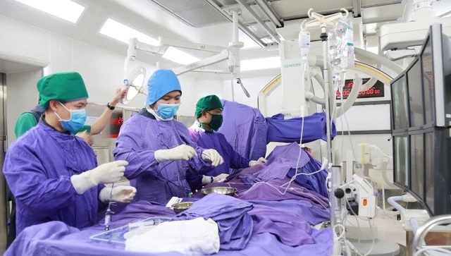 Quảng Ninh: Đặt stent mạch cảnh cứu cụ ông đột quỵ lần 2