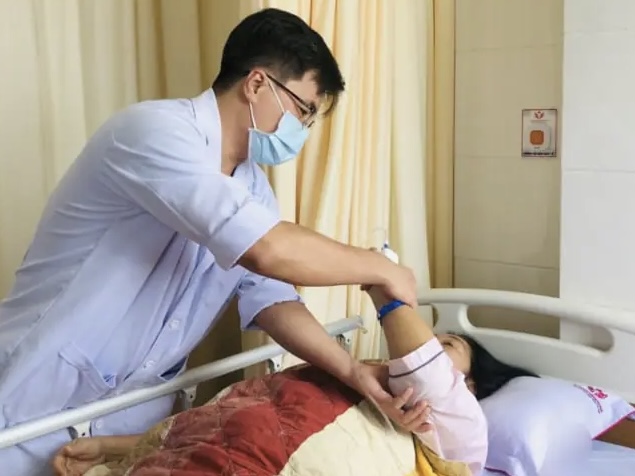 Chặn đứng cơn xuất huyết não cho người phụ nữ có 5 túi phình