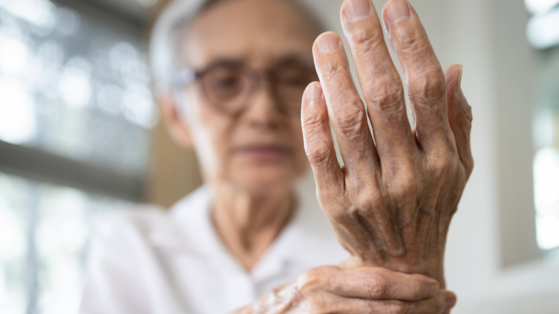 Sau cơn đột quỵ nhẹ bị đau nhức xương khớp, phải làm thế nào?