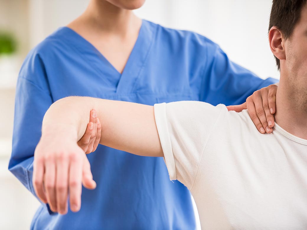 Vì sao tay vẫn chưa cử động được bình thường sau đột quỵ não 7 tháng?