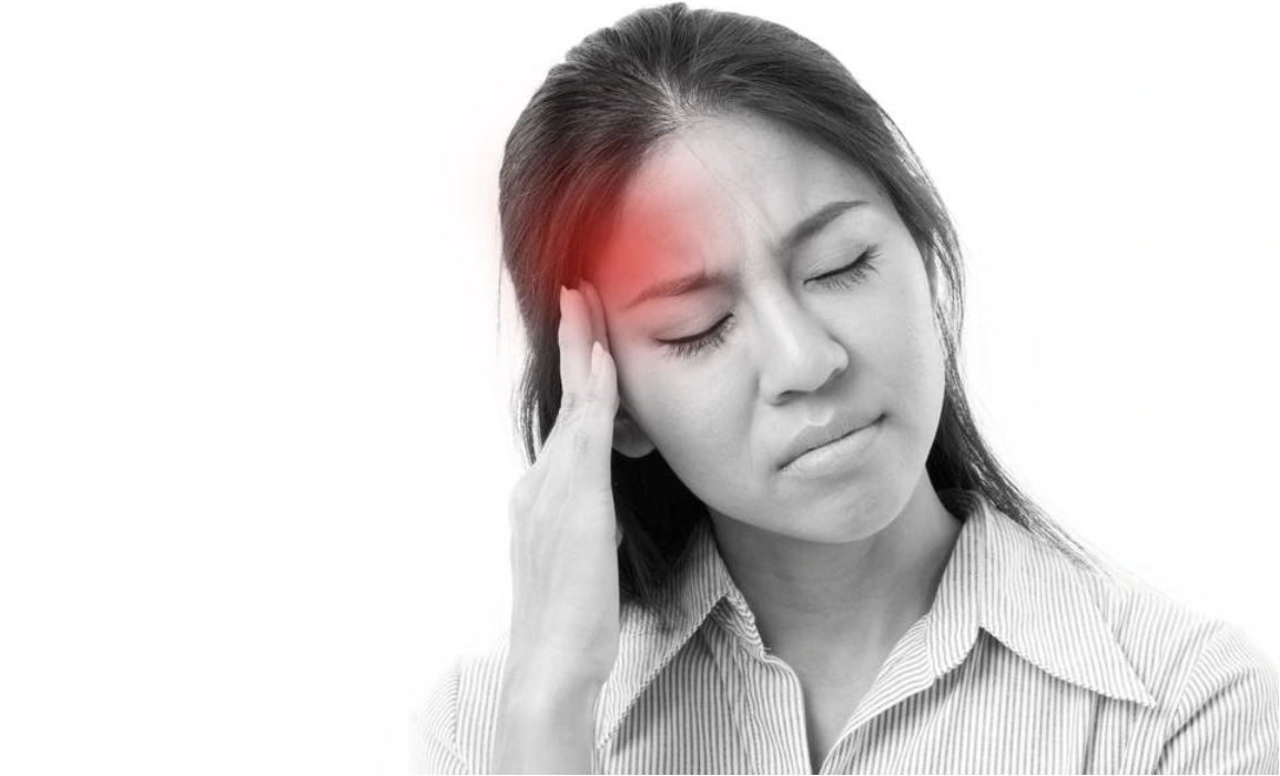 Tê nửa mặt, co cứng người không cử động được, dấu hiệu bệnh gì?