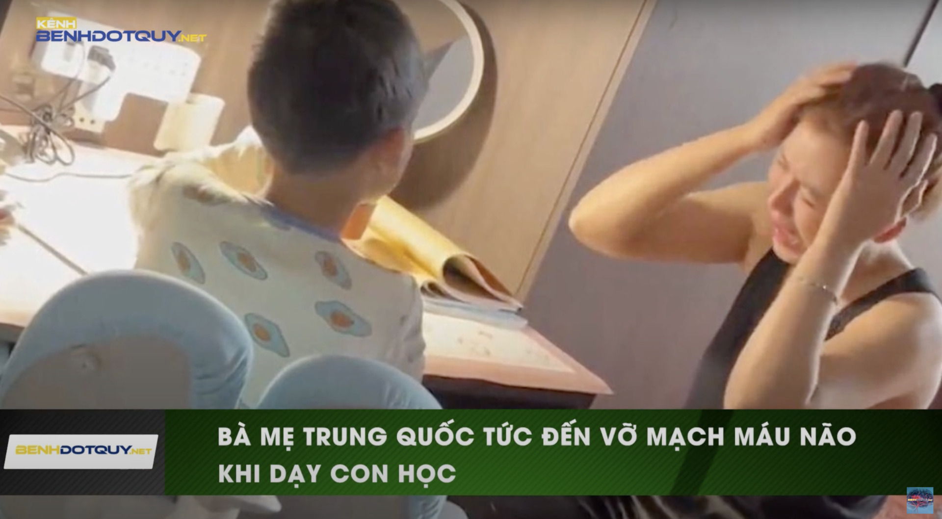 Người mẹ Trung Quốc lên cơn vỡ mạch máu não khi đang dạy con học
