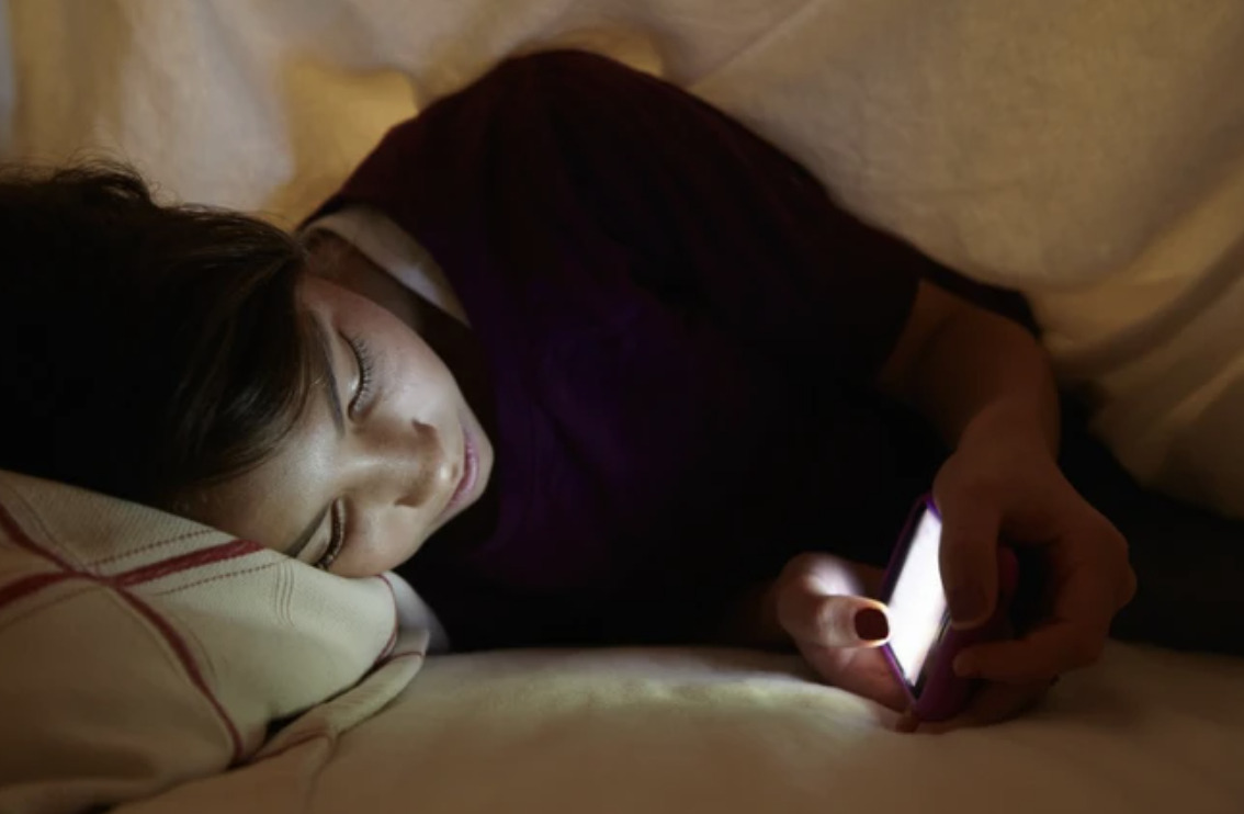 Người trẻ tăng nguy cơ đột quỵ vì thói quen “ngủ ngày, cày đêm” không kiểm soát