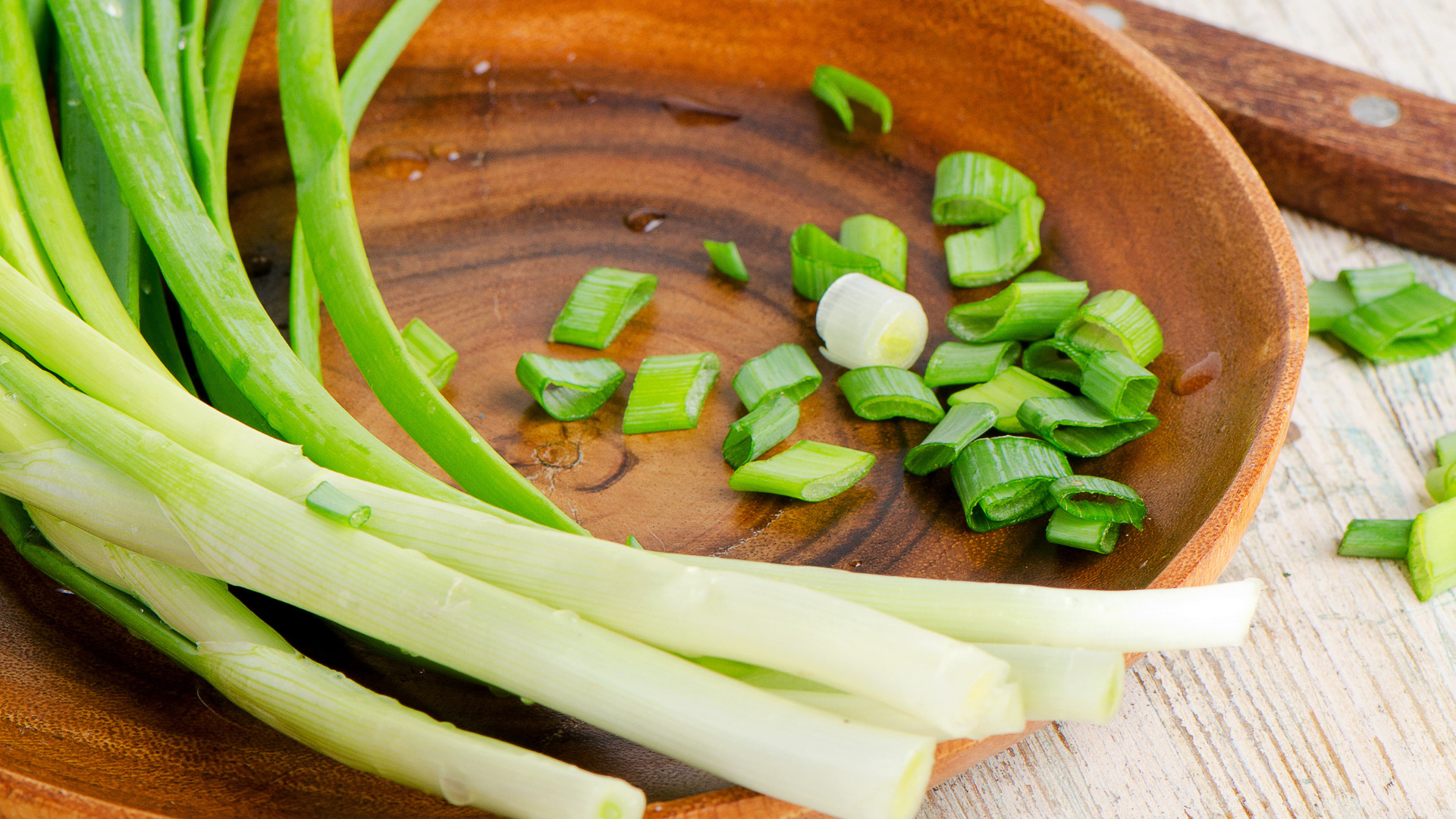 Tác dụng của hành lá đối với việc phòng ngừa đột quỵ 