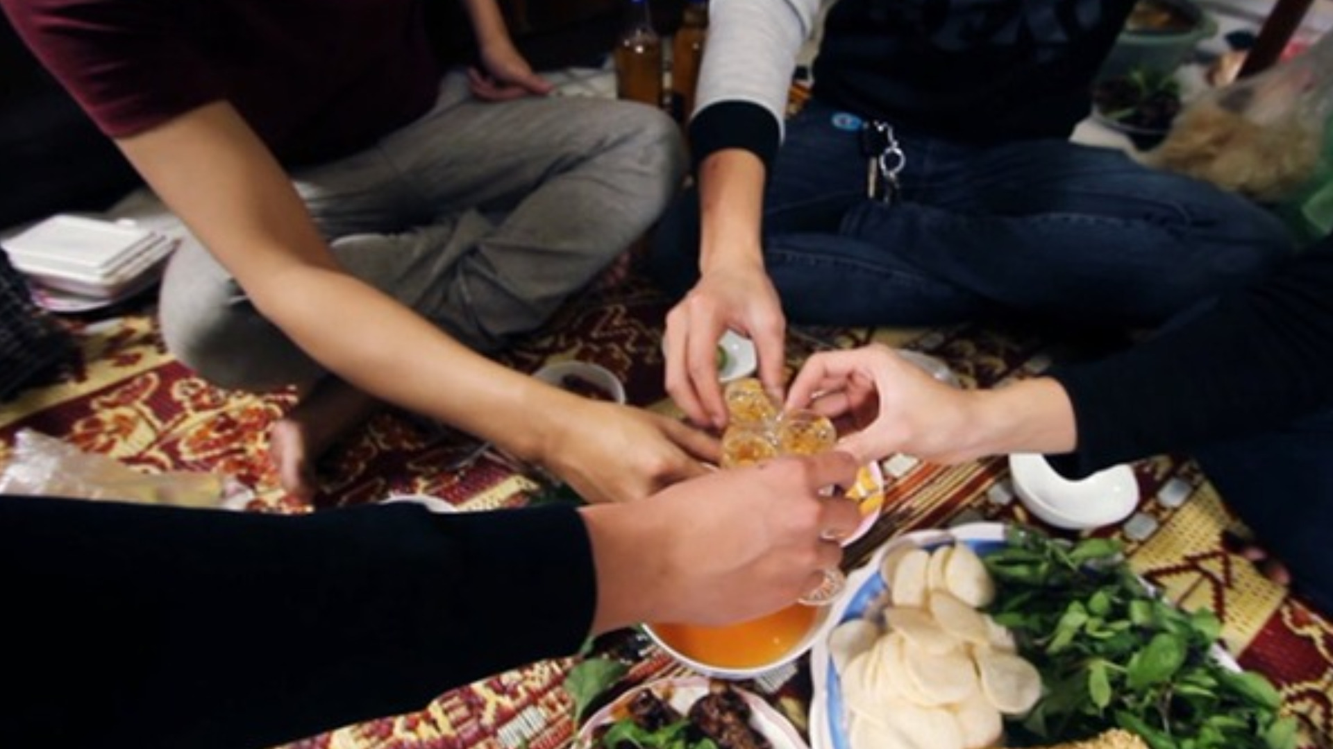 Uống rượu khi trời lạnh trong ngày Tết, chuyên gia nói gì?